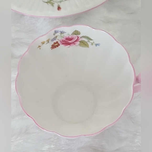 Shelley England Rose and Red Daisy Fine Bone China Cup, Saucer, Cake Plate - Picture 13 of 14